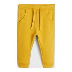 Mango Kids - Spodnie dziecięce Robert 80-104 cm. Żółte spodnie chłopięce Mango Kids, bez wzorów, z bawełny. Za 59,90 zł.