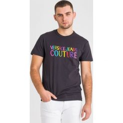 T-SHIRT versace jeans couture. Czarne t-shirty męskie Versace Jeans Couture, m, z aplikacjami, z bawełny, z okrągłym kołnierzem. W wyprzedaży za 377,30 zł.