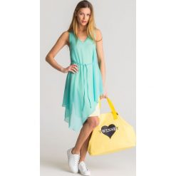 Miętowa asymetryczna sukienka Armani Exchange. Zielone sukienki damskie Armani Exchange, na imprezę, s, w paski, z kontrastowym kołnierzykiem, bez rękawów, midi, asymetryczne. Za 290,95 zł.