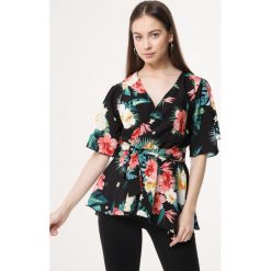 Czarna Bluzka Jasmine. Czarne bluzki damskie Born2be, xl, w paski, bez kołnierzyka, z krótkim rękawem. Za 59,99 zł.
