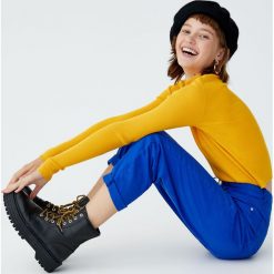 Prążkowany sweter z półgolfem. Czerwone swetry klasyczne damskie Pull&Bear, prążkowane. Za 59,90 zł.