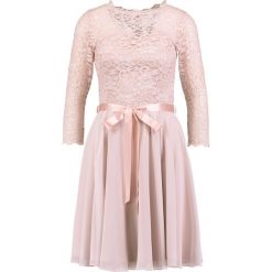 Swing Sukienka koktajlowa rose smoke. Czerwone sukienki koktajlowe marki Swing, z materiału. Za 599,00 zł.