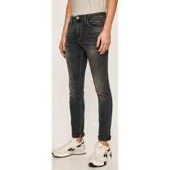 Tommy Jeans - Jeansy Scanton Heritage. Niebieskie jeansy męskie Tommy Jeans, z aplikacjami. Za 449,90 zł.