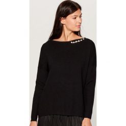 Sweter z aplikacją - Czarny. Czarne swetry klasyczne damskie marki Mohito, s, z aplikacjami. W wyprzedaży za 39,99 zł.