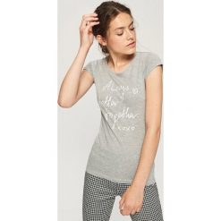 T-shirty damskie: Bawełniana koszulka z napisem - Jasny szar