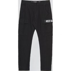 Joggery z kieszeniami cargo - Czarny. Czarne bez kategorii marki Cropp, m. W wyprzedaży za 49,99 zł.