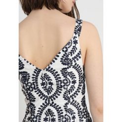 Finery London BROOK BRODERIE FLOWERS SUN Bluzka navy/ivory. Białe bluzki damskie marki Finery London, bez wzorów, z bawełny, bez kołnierzyka, bez rękawów. W wyprzedaży za 395,85 zł.