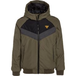 Hummel WESTER Kurtka zimowa olive night. Zielone kurtki męskie marki Hummel, na zimę, z materiału. W wyprzedaży za 230,30 zł.