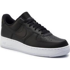 Buty NIKE - Air Force 1 '07 AA4083 015 Black/Black/White. Czarne buty sportowe męskie Nike, na co dzień, bez wzorów, ze skóry ekologicznej, bez zapięcia. W wyprzedaży za 339,00 zł.