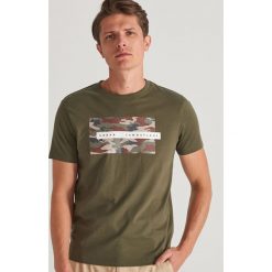 T-shirt z bawełny organicznej - Zielony. Zielone t-shirty męskie Reserved, s, bez wzorów, z bawełny, bez kołnierzyka. Za 39,99 zł.