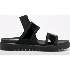 Steve Madden - Sandały Sake. Czarne klapki damskie Steve Madden, bez wzorów, ze skóry, bez obcasa, na obcasie. W wyprzedaży za 199,90 zł.