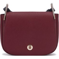 Tommy Hilfiger Torebka Czerwony. Czerwone torebki klasyczne damskie TOMMY HILFIGER, w paski, z materiału, bez dodatków. Za 652,95 zł.