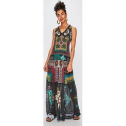 Desigual - Sukienka. Zielone sukienki damskie Desigual, na co dzień, bez wzorów, z poliesteru, casualowe, bez kołnierzyka, bez rękawów, maxi, proste. Za 599,90 zł.