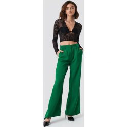 NA-KD Trend Rozszerzane spodnie z wysokim stanem - Green. Zielone spodnie z wysokim stanem marki NA-KD Trend, w paski, z podwyższonym stanem. W wyprzedaży za 80,97 zł.