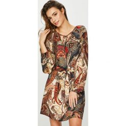 Answear - Sukienka Orient Express. Brązowe sukienki damskie ANSWEAR, na co dzień, s, bez wzorów, z poliesteru, casualowe, bez kołnierzyka, bez rękawów, mini, proste. W wyprzedaży za 149,90 zł.