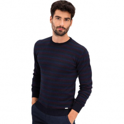 Sweter w kolorze granatowym ze wzorem. Niebieskie swetry klasyczne męskie AVVA, Dewberry, m, w paski, z okrągłym kołnierzem. Za 219,95 zł.
