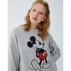 Bluza z Myszką Miki. Szare bluzy damskie Pull&Bear, bez wzorów, bez rękawów, bez kaptura. Za 99,90 zł.