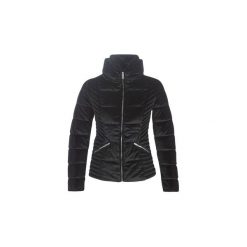 Kurtki pikowane Guess TEOMA. Czarne kurtki damskie Guess, s, z aplikacjami, bez kaptura. Za 759,00 zł.