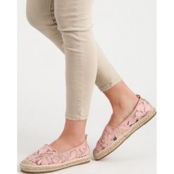 RÓŻOWE KORONKOWE ESPADRYLE. Różowe baleriny damskie LUCKY SHOES, bez wzorów, z koronki, bez obcasa. Za 40,90 zł.