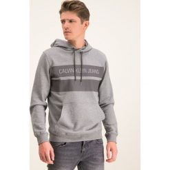 Bluza Calvin Klein Jeans Sweat Capuche Institional Blocking J30J314198. Szare bluzy męskie Calvin Klein Jeans, m, bez wzorów, z bawełny, bez kołnierzyka, bez rękawów, bez kaptura. W wyprzedaży za 309,00 zł.