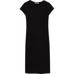 Obcisła sukienka midi. Czarne sukienki damskie Pull&Bear, bez wzorów, bez kołnierzyka, bez rękawów, midi. Za 69,90 zł.