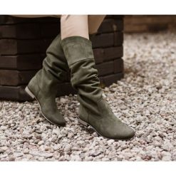 Wsuwane zamszowe kozaki - skóra naturalna - model 125 - kolor oliwka. Szare kozaki damskie Zapato, na lato, z jeansu, eleganckie, na wysokim obcasie, na płaskiej podeszwie, bez zapięcia. W wyprzedaży za 366,75 zł.