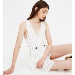 Krótki kombinezon w paski z guzikami. Białe kombinezony damskie Pull&Bear, w paski, bez kołnierzyka, z krótkim rękawem, krótkie. Za 99,90 zł.
