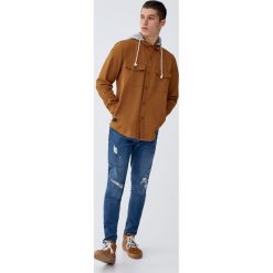 Jeansy carrot fit premium z przetarciami. Zielone jeansy męskie relaxed fit marki Pull&Bear. Za 139,00 zł.