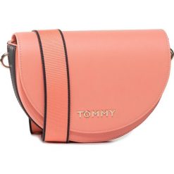 Torebka TOMMY HILFIGER - Tommy Straple Saddle AW0AW08226 SN7. Różowe listonoszki damskie TOMMY HILFIGER, bez wzorów, ze skóry ekologicznej, na ramię, bez dodatków. W wyprzedaży za 429,00 zł.