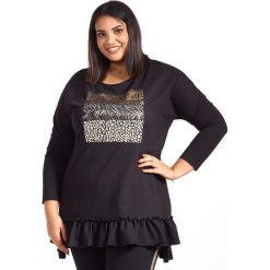 Czarna tunika bluzka z falbanką i nadrukiem duże rozmiary XXL. Czarne bluzki damskie Moda Size Plus Iwanek, xl, z nadrukiem, z elastanu, z falbankami, z krótkim rękawem. Za 99,90 zł.