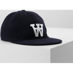 Wood Wood Czapka z daszkiem navy. Niebieskie czapki damskie marki Wood Wood, z materiału. W wyprzedaży za 126,75 zł.