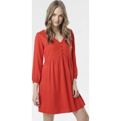 Czerwona Sukienka Mystiax. Czerwone sukienki damskie Born2be, s, z aplikacjami, bez kołnierzyka, z długim rękawem, długie, mini, rozkloszowane. Za 79,99 zł.