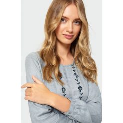 Szara bluzka z haftem. Szare bluzki damskie Greenpoint, z haftami, z wiskozy, bez kołnierzyka, bez rękawów. Za 79,99 zł.