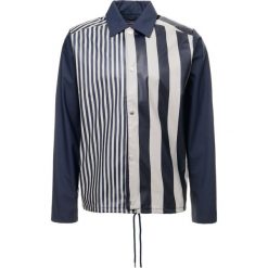 Rains COACH Kurtka przeciwdeszczowa distorted stripes. Niebieskie kurtki męskie marki Rains, s, bez wzorów, z poliesteru, bez kaptura. Za 459,00 zł.