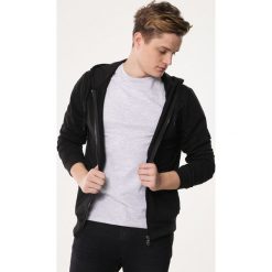 Czarna Bluza Nearby. Czarne bluzy męskie Born2be, xl, bez wzorów, z kapturem, bez rękawów, z kapturem. Za 89,99 zł.