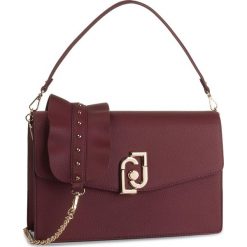 Torebka LIU JO - M Crossbody A69036 E0027 Dark Red 91530. Czerwone torebki klasyczne damskie Liu Jo, bez wzorów, ze skóry ekologicznej, klasyczne, bez dodatków. Za 739,00 zł.