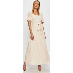 Calvin Klein - Sukienka. Sukienki damskie Calvin Klein, na co dzień, z haftami, z bawełny, casualowe, z dekoltem karo, z krótkim rękawem, krótkie, midi, rozkloszowane. W wyprzedaży za 849,90 zł.