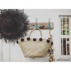 Duży koszyk z pomponami. Czarne torebki klasyczne damskie marki Pakamera, bez wzorów, boho, z pomponami. Za 319,00 zł.