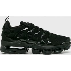 Nike Sportswear - Buty Air Vapormax Plus. Czarne buty sportowe męskie Nike Sportswear, z materiału, bez zapięcia. Za 899,90 zł.
