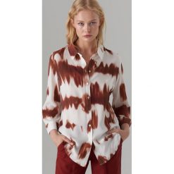 Koszula z motywem tie dye - Czerwony. Czerwone koszule damskie Mohito, bez wzorów, bez kołnierzyka, bez rękawów. Za 99,99 zł.