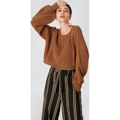 NA-KD Krótki sweter ze ściegiem warkoczowym - Brown,Copper. Brązowe swetry klasyczne damskie marki NA-KD. Za 141,95 zł.