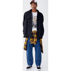 Czarna jeansowa koszula wierzchnia z kołnierzem ze sztucznego baranka. Czarne koszulki męskie Pull&Bear, m, bez wzorów, z jeansu, bez kołnierzyka, z długim rękawem, długie. Za 159,00 zł.