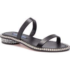 Klapki STUART WEITZMAN - Coquina ZL77283 Black Met Caviar. Czarne klapki damskie Stuart Weitzman, bez wzorów, ze skóry, bez obcasa, na obcasie. W wyprzedaży za 989,00 zł.