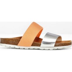 Klapki bonprix pomarańczowo-srebrny. Pomarańczowe klapki damskie bonprix, w paski, z materiału, bez obcasa. Za 49,99 zł.