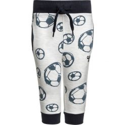 Hummel BABY KAYDEN PANTS Spodnie treningowe creme melange. Białe spodnie chłopięce Hummel, z bawełny. Za 149,00 zł.