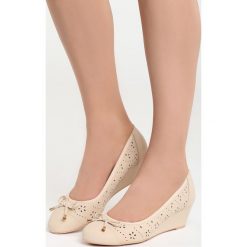 Ciemnobeżowe Koturny Tantalizing. Szare czółenka damskie marki Born2be, z okrągłym noskiem, na koturnie. Za 69,99 zł.