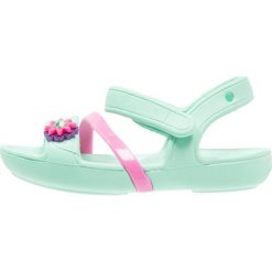 Crocs LINA Sandały kąpielowe mint. Czerwone sandały chłopięce marki Crocs, z materiału. Za 129,00 zł.
