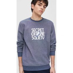 Bluza z napisem - Granatowy. Niebieskie bluzy damskie Cropp, s, z napisami, bez kołnierzyka, bez rękawów, bez kaptura. Za 79,99 zł.