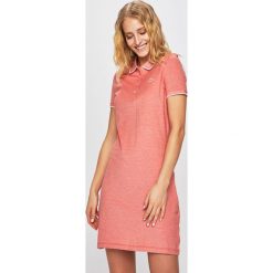Lacoste - Sukienka. Czerwone sukienki damskie Lacoste, na co dzień, m, bez wzorów, z elastanu, bez kołnierzyka, z krótkim rękawem, krótkie, mini, proste. W wyprzedaży za 429,90 zł.