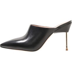 Kurt Geiger BERNER Klapki black. Czarne crocsy damskie marki Kurt Geiger, ze skóry. Za 719,00 zł.